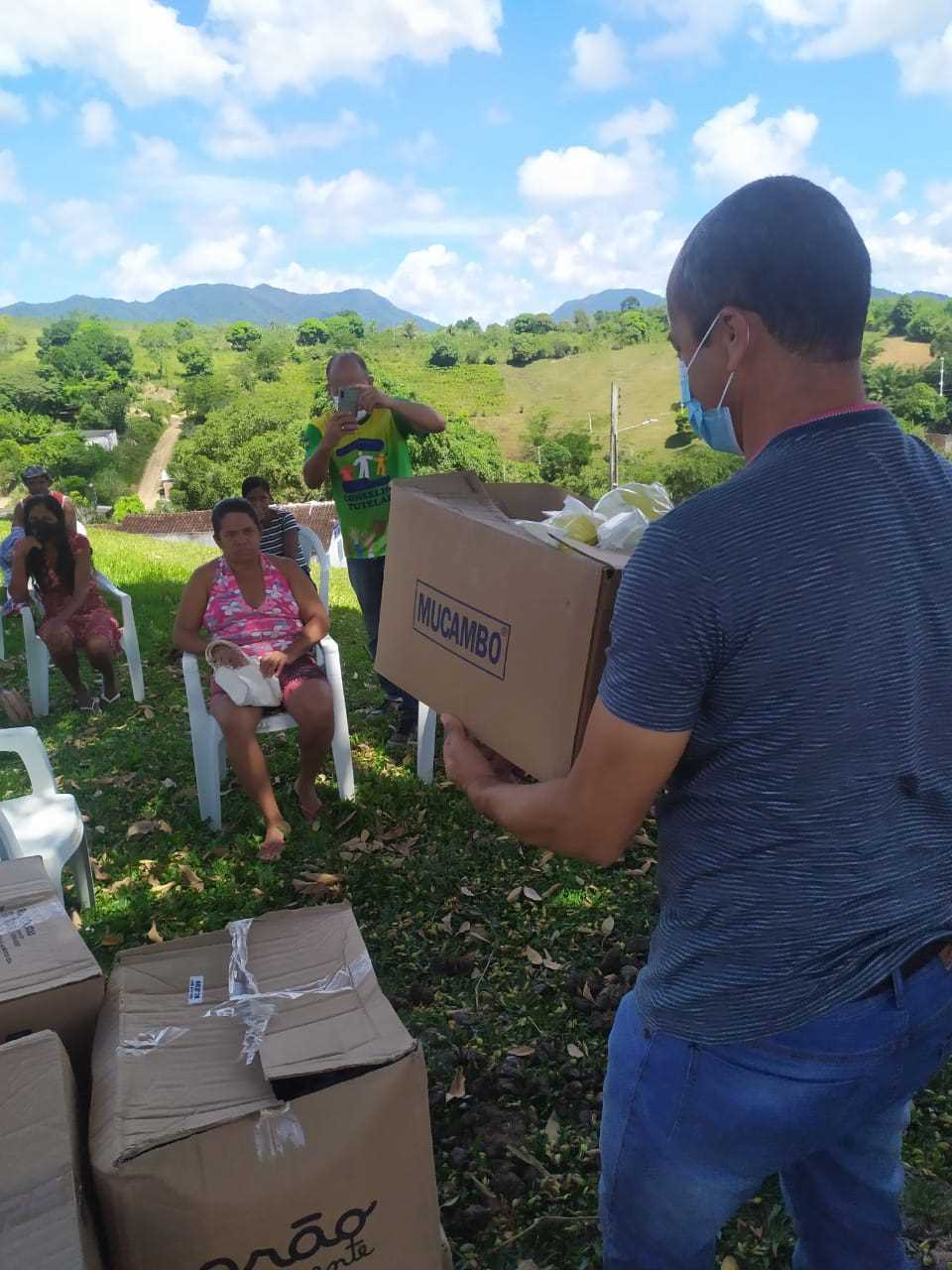 Camacã: Prefeitura reúne catadores de materiais recicláveis em Leoventura e entrega alimentos e material de trabalho